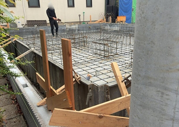 木造住宅とは土台、壁、柱など建築物の強度を支える構造体の材に木が使用されている構造を指します。構造体は建物の自重を支えるだけではなく風圧や水圧、積裁荷重などあらゆる衝撃に耐えるための基礎です。