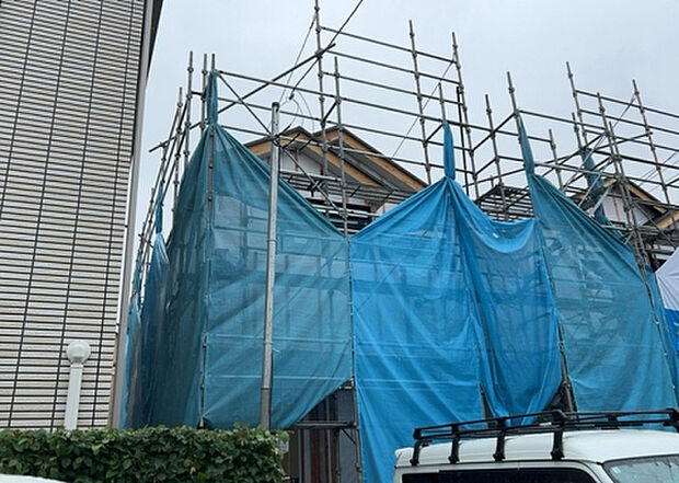 住宅用の土地では前面道路に2m以上接していなければならないと法律で定められています。しかし、お持ちの車のサイズやライフスタイルなどにより、2mでは利便が悪い場合もございますので、事前に確認しましょう。
