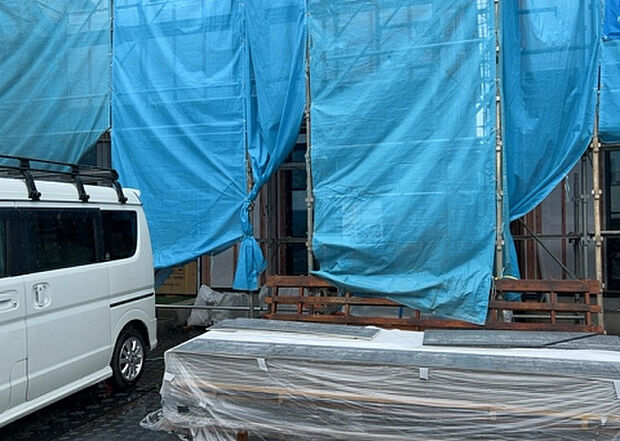 木造住宅とは土台、壁、柱など建築物の強度を支える構造体の材に木が使用されている構造を指します。構造体は建物の自重を支えるだけではなく風圧や水圧、積裁荷重などあらゆる衝撃に耐えるための基礎です。