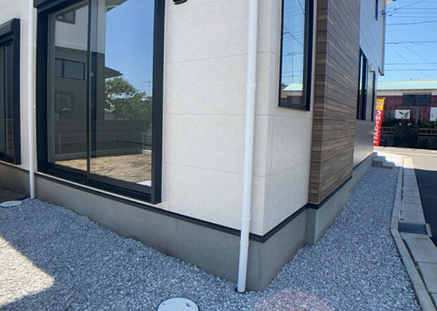 木造住宅とは土台、壁、柱など建築物の強度を支える構造体の材に木が使用されている構造を指します。構造体は建物の自重を支えるだけではなく風圧や水圧、積裁荷重などあらゆる衝撃に耐えるための基礎です。