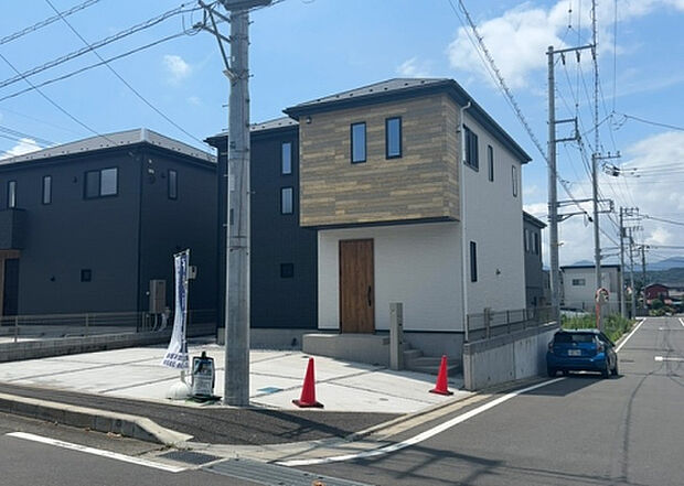 住宅用の土地では前面道路に2m以上接していなければならないと法律で定められています。しかし、お持ちの車のサイズやライフスタイルなどにより、2mでは利便が悪い場合もございますので、事前に確認しましょう。