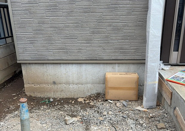 木造住宅とは土台、壁、柱など建築物の強度を支える構造体の材に木が使用されている構造を指します。構造体は建物の自重を支えるだけではなく風圧や水圧、積裁荷重などあらゆる衝撃に耐えるための基礎です。
