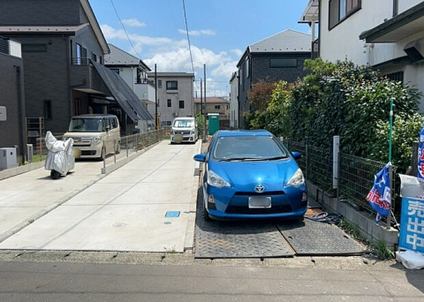 住宅用の土地では前面道路に2m以上接していなければならないと法律で定められています。しかし、お持ちの車のサイズやライフスタイルなどにより、2mでは利便が悪い場合もございますので、事前に確認しましょう。