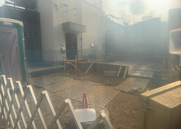 木造住宅とは土台、壁、柱など建築物の強度を支える構造体の材に木が使用されている構造を指します。構造体は建物の自重を支えるだけではなく風圧や水圧、積裁荷重などあらゆる衝撃に耐えるための基礎です。