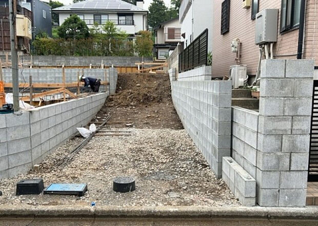 住宅用の土地では前面道路に2m以上接していなければならないと法律で定められています。しかし、お持ちの車のサイズやライフスタイルなどにより、2mでは利便が悪い場合もございますので、事前に確認しましょう。