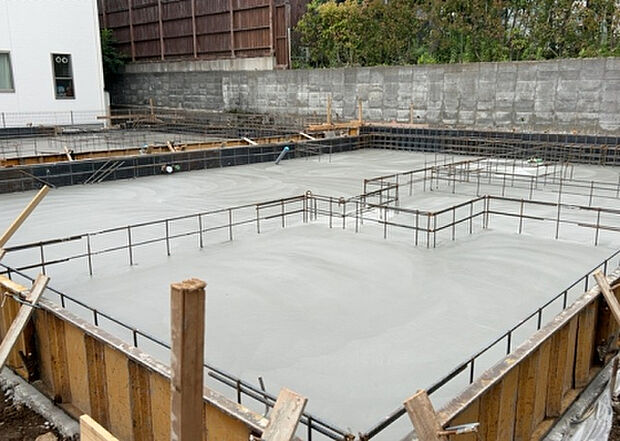 木造住宅とは土台、壁、柱など建築物の強度を支える構造体の材に木が使用されている構造を指します。構造体は建物の自重を支えるだけではなく風圧や水圧、積裁荷重などあらゆる衝撃に耐えるための基礎です。