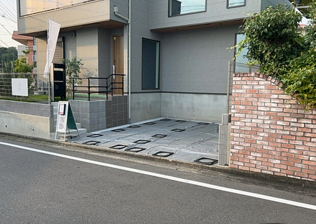 住宅用の土地では前面道路に2m以上接していなければならないと法律で定められています。しかし、お持ちの車のサイズやライフスタイルなどにより、2mでは利便が悪い場合もございますので、事前に確認しましょう。