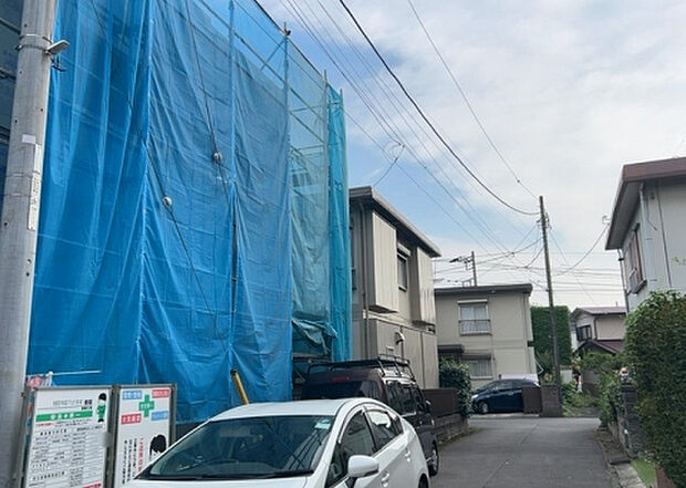 住宅用の土地では前面道路に2m以上接していなければならないと法律で定められています。しかし、お持ちの車のサイズやライフスタイルなどにより、2mでは利便が悪い場合もございますので、事前に確認しましょう。