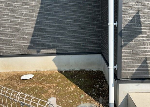 木造住宅とは土台、壁、柱など建築物の強度を支える構造体の材に木が使用されている構造を指します。構造体は建物の自重を支えるだけではなく風圧や水圧、積裁荷重などあらゆる衝撃に耐えるための基礎です。