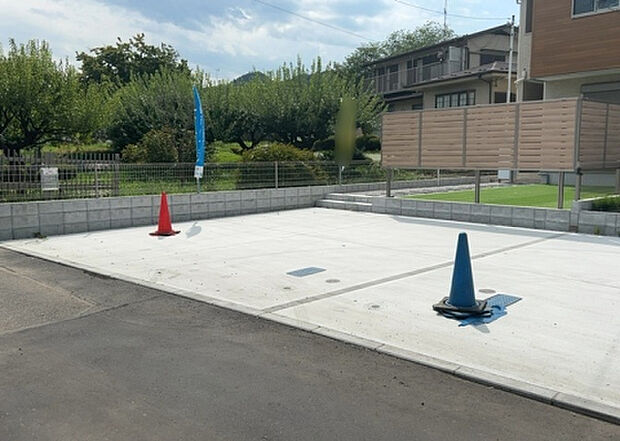 住宅用の土地では前面道路に2m以上接していなければならないと法律で定められています。しかし、お持ちの車のサイズやライフスタイルなどにより、2mでは利便が悪い場合もございますので、事前に確認しましょう。