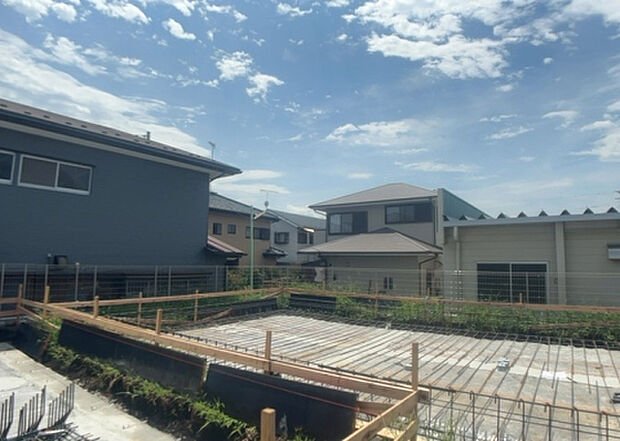 木造住宅とは土台、壁、柱など建築物の強度を支える構造体の材に木が使用されている構造を指します。構造体は建物の自重を支えるだけではなく風圧や水圧、積裁荷重などあらゆる衝撃に耐えるための基礎です。