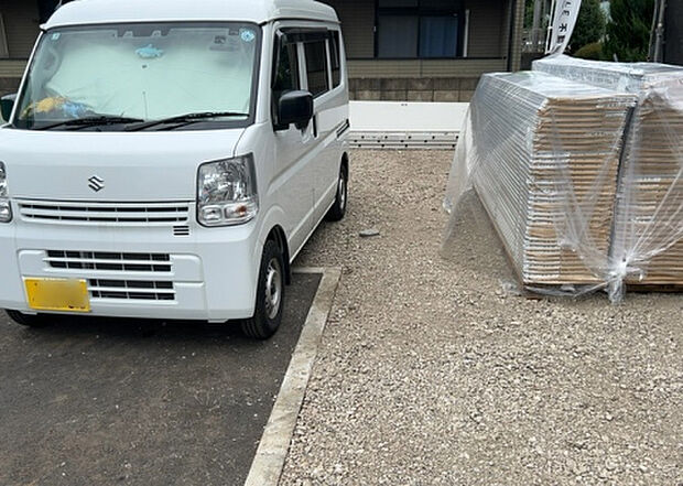 車一台あたりに必要なスペースは、標準サイズの普通自動車で横幅2m50cm、長さ5mは必要になります。ただし、乗降のことも考慮して横幅3m30cm、長さ5m50cmほどは確保できるところを選びましょう。