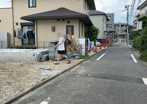 住宅用の土地では前面道路に2m以上接していなければならないと法律で定められています。しかし、お持ちの車のサイズやライフスタイルなどにより、2mでは利便が悪い場合もございますので、事前に確認しましょう。