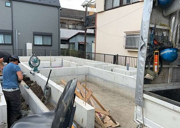 現地をご見学に行く際は、道路の幅や周辺の交通量、施設などをご確認頂くことをおすすめします!ある程度イメージをつけたいという場合は、同売主の施工事例や完成パースもお見せします。