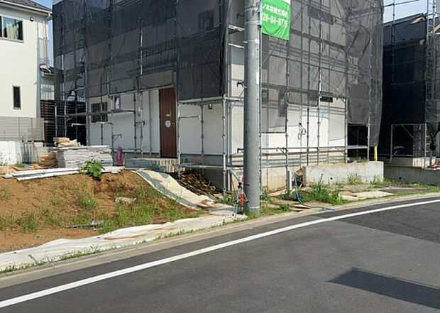 住宅用の土地では前面道路に2m以上接していなければならないと法律で定められています。しかし、お持ちの車のサイズやライフスタイルなどにより、2mでは利便が悪い場合もございますので、事前に確認しましょう。