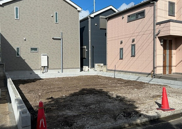 木造住宅とは土台、壁、柱など建築物の強度を支える構造体の材に木が使用されている構造を指します。構造体は建物の自重を支えるだけではなく風圧や水圧、積裁荷重などあらゆる衝撃に耐えるための基礎です。