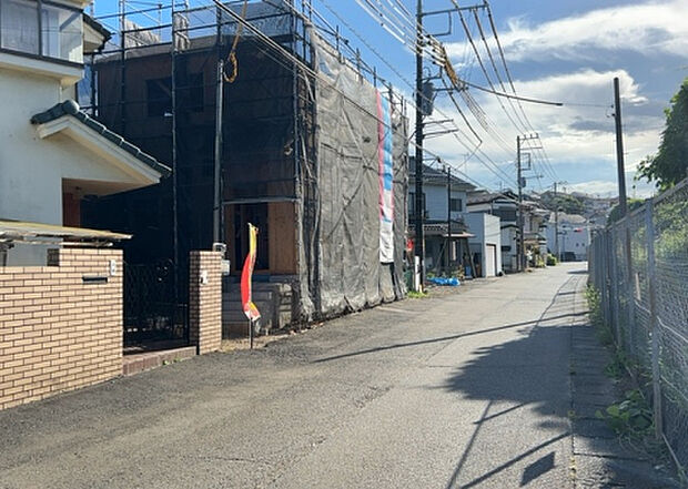 住宅用の土地では前面道路に2m以上接していなければならないと法律で定められています。しかし、お持ちの車のサイズやライフスタイルなどにより、2mでは利便が悪い場合もございますので、事前に確認しましょう。