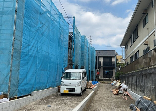 現地をご見学に行く際は、道路の幅や周辺の交通量、施設などをご確認頂くことをおすすめします!ある程度イメージをつけたいという場合は、同売主の施工事例や完成パースもお見せします。