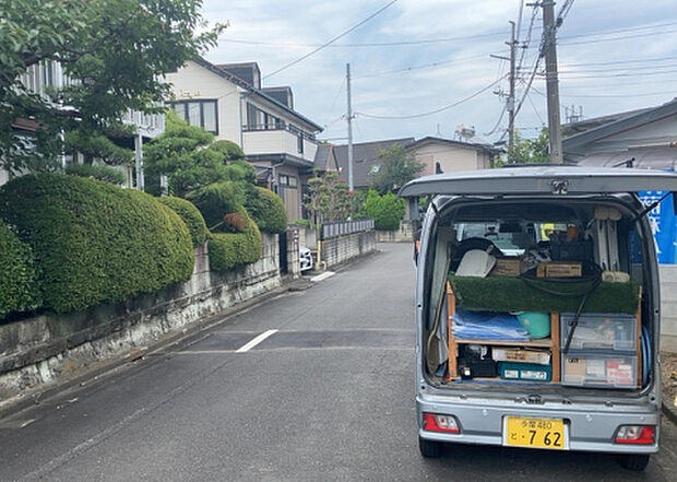 住宅用の土地では前面道路に2m以上接していなければならないと法律で定められています。しかし、お持ちの車のサイズやライフスタイルなどにより、2mでは利便が悪い場合もございますので、事前に確認しましょう。