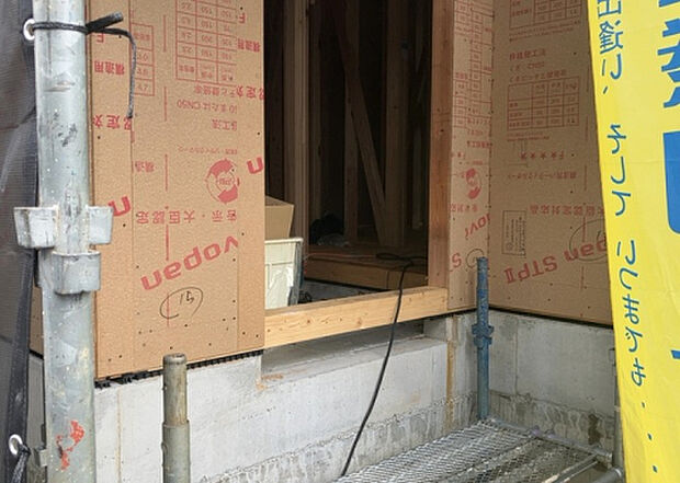 木造住宅とは土台、壁、柱など建築物の強度を支える構造体の材に木が使用されている構造を指します。構造体は建物の自重を支えるだけではなく風圧や水圧、積裁荷重などあらゆる衝撃に耐えるための基礎です。
