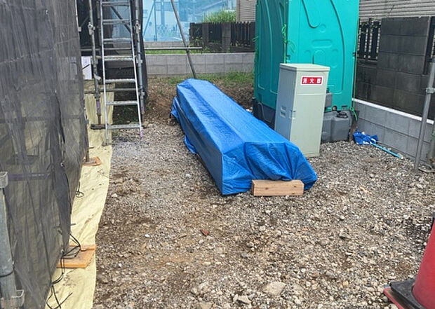 車一台あたりに必要なスペースは、標準サイズの普通自動車で横幅2m50cm、長さ5mは必要になります。ただし、乗降のことも考慮して横幅3m30cm、長さ5m50cmほどは確保できるところを選びましょう。