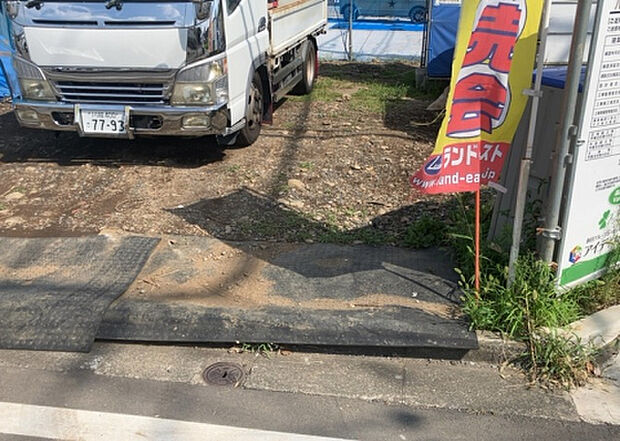 車一台あたりに必要なスペースは、標準サイズの普通自動車で横幅2m50cm、長さ5mは必要になります。ただし、乗降のことも考慮して横幅3m30cm、長さ5m50cmほどは確保できるところを選びましょう。
