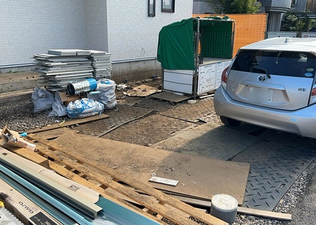 車一台あたりに必要なスペースは、標準サイズの普通自動車で横幅2m50cm、長さ5mは必要になります。ただし、乗降のことも考慮して横幅3m30cm、長さ5m50cmほどは確保できるところを選びましょう。