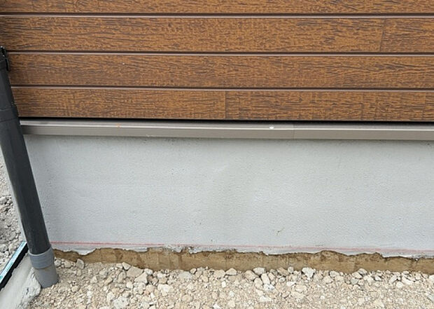 木造住宅とは土台、壁、柱など建築物の強度を支える構造体の材に木が使用されている構造を指します。構造体は建物の自重を支えるだけではなく風圧や水圧、積裁荷重などあらゆる衝撃に耐えるための基礎です。