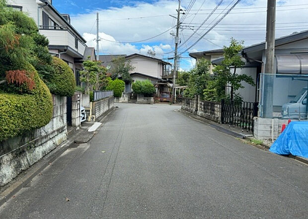住宅用の土地では前面道路に2m以上接していなければならないと法律で定められています。しかし、お持ちの車のサイズやライフスタイルなどにより、2mでは利便が悪い場合もございますので、事前に確認しましょう。