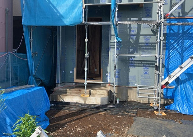 木造住宅とは土台、壁、柱など建築物の強度を支える構造体の材に木が使用されている構造を指します。構造体は建物の自重を支えるだけではなく風圧や水圧、積裁荷重などあらゆる衝撃に耐えるための基礎です。
