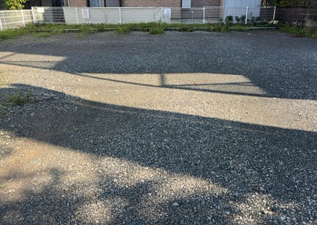 木造住宅とは土台、壁、柱など建築物の強度を支える構造体の材に木が使用されている構造を指します。構造体は建物の自重を支えるだけではなく風圧や水圧、積裁荷重などあらゆる衝撃に耐えるための基礎です。