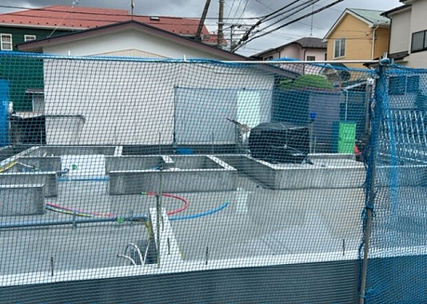 木造住宅とは土台、壁、柱など建築物の強度を支える構造体の材に木が使用されている構造を指します。構造体は建物の自重を支えるだけではなく風圧や水圧、積裁荷重などあらゆる衝撃に耐えるための基礎です。