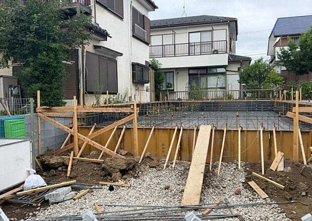 木造住宅とは土台、壁、柱など建築物の強度を支える構造体の材に木が使用されている構造を指します。構造体は建物の自重を支えるだけではなく風圧や水圧、積裁荷重などあらゆる衝撃に耐えるための基礎です。