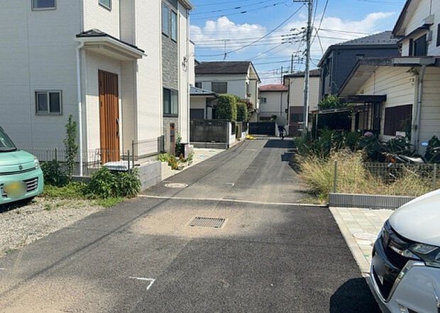 住宅用の土地では前面道路に2m以上接していなければならないと法律で定められています。しかし、お持ちの車のサイズやライフスタイルなどにより、2mでは利便が悪い場合もございますので、事前に確認しましょう。