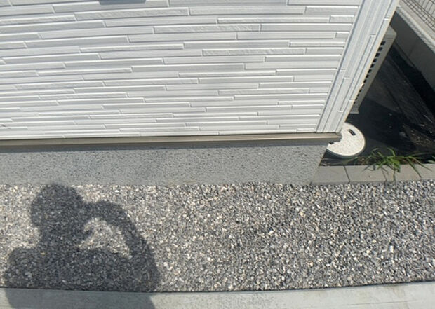 木造住宅とは土台、壁、柱など建築物の強度を支える構造体の材に木が使用されている構造を指します。構造体は建物の自重を支えるだけではなく風圧や水圧、積裁荷重などあらゆる衝撃に耐えるための基礎です。