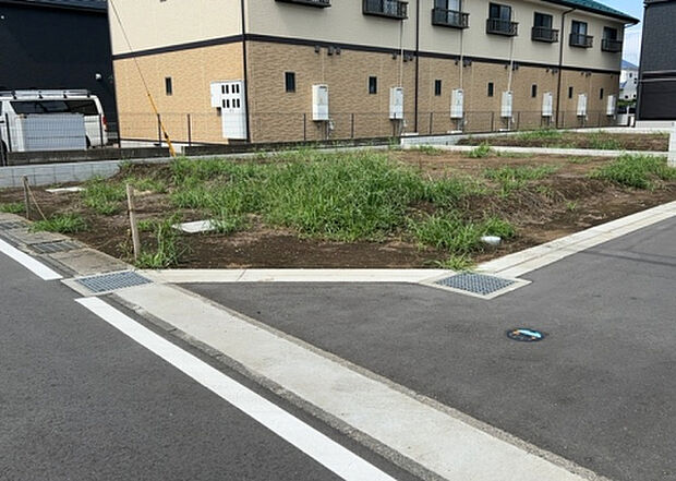 住宅用の土地では前面道路に2m以上接していなければならないと法律で定められています。しかし、お持ちの車のサイズやライフスタイルなどにより、2mでは利便が悪い場合もございますので、事前に確認しましょう。