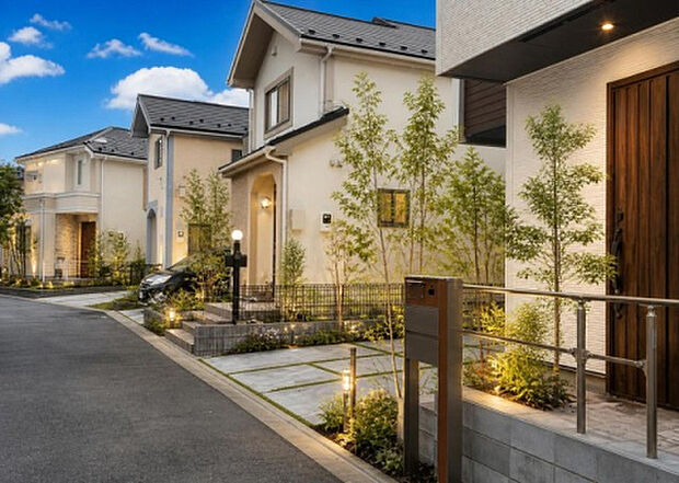 住宅用の土地では前面道路に2m以上接していなければならないと法律で定められています。しかし、お持ちの車のサイズやライフスタイルなどにより、2mでは利便が悪い場合もございますので、事前に確認しましょう。