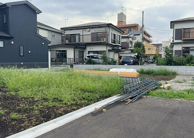 現地をご見学に行く際は、道路の幅や周辺の交通量、施設などをご確認頂くことをおすすめします!ある程度イメージをつけたいという場合は、同売主の施工事例や完成パースもお見せします。