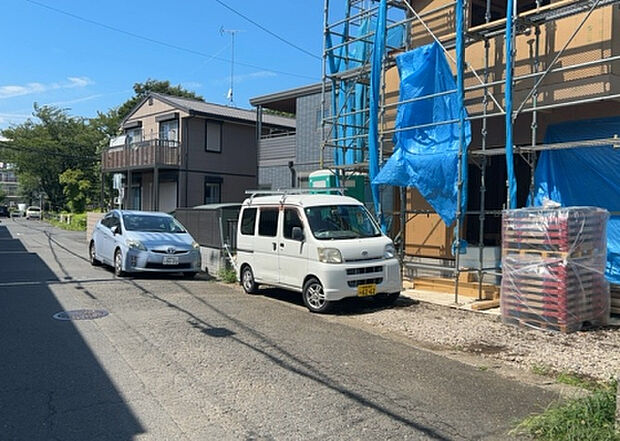 住宅用の土地では前面道路に2m以上接していなければならないと法律で定められています。しかし、お持ちの車のサイズやライフスタイルなどにより、2mでは利便が悪い場合もございますので、事前に確認しましょう。