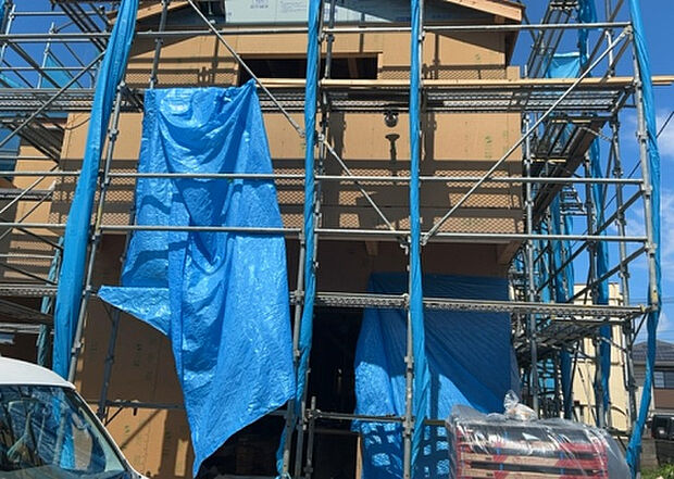 木造住宅とは土台、壁、柱など建築物の強度を支える構造体の材に木が使用されている構造を指します。構造体は建物の自重を支えるだけではなく風圧や水圧、積裁荷重などあらゆる衝撃に耐えるための基礎です。