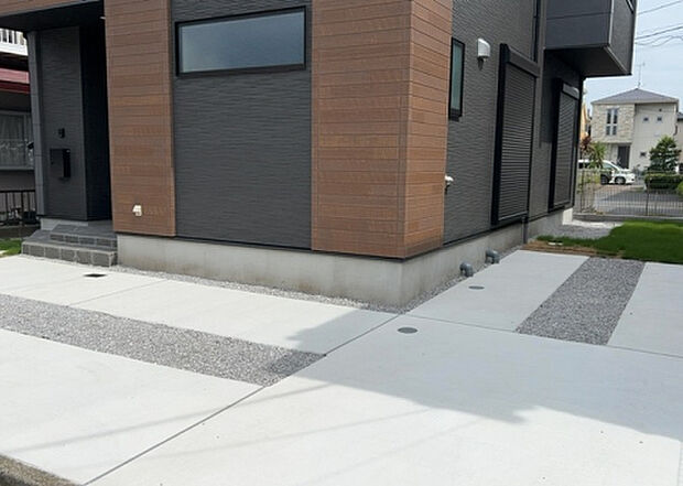 木造住宅とは土台、壁、柱など建築物の強度を支える構造体の材に木が使用されている構造を指します。構造体は建物の自重を支えるだけではなく風圧や水圧、積裁荷重などあらゆる衝撃に耐えるための基礎です。