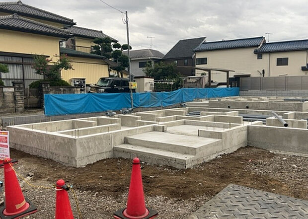 住宅用の土地では前面道路に2m以上接していなければならないと法律で定められています。しかし、お持ちの車のサイズやライフスタイルなどにより、2mでは利便が悪い場合もございますので、事前に確認しましょう。
