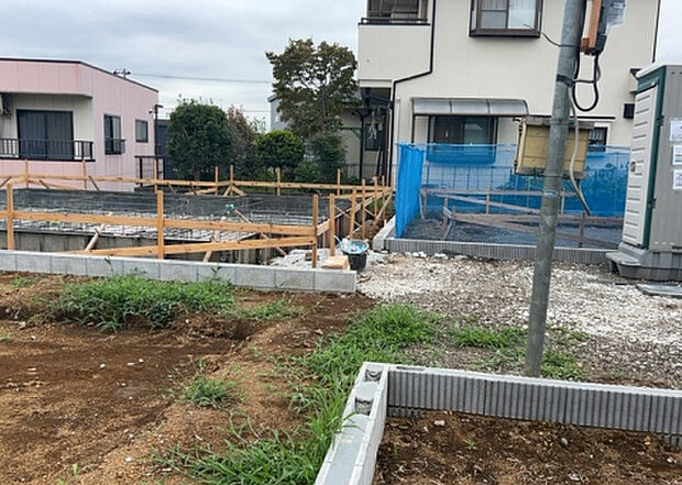 住宅用の土地では前面道路に2m以上接していなければならないと法律で定められています。しかし、お持ちの車のサイズやライフスタイルなどにより、2mでは利便が悪い場合もございますので、事前に確認しましょう。
