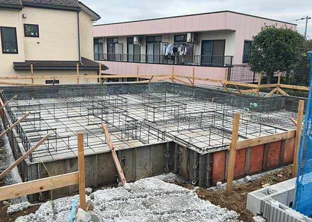 木造住宅とは土台、壁、柱など建築物の強度を支える構造体の材に木が使用されている構造を指します。構造体は建物の自重を支えるだけではなく風圧や水圧、積裁荷重などあらゆる衝撃に耐えるための基礎です。