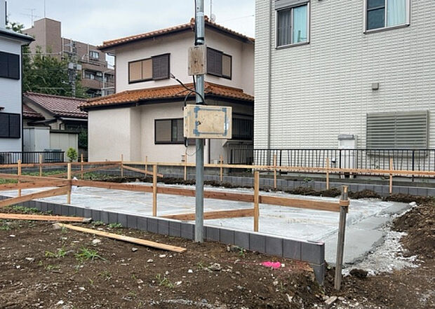 現地をご見学に行く際は、道路の幅や周辺の交通量、施設などをご確認頂くことをおすすめします！ある程度イメージをつけたいという場合は、同売主の施工事例や完成パースもお見せします。