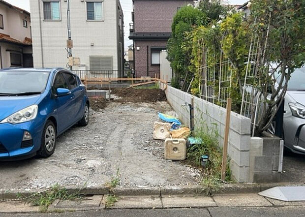 車一台あたりに必要なスペースは、標準サイズの普通自動車で横幅2m50cm、長さ5mは必要になります。ただし、乗降のことも考慮して横幅3m30cm、長さ5m50cmほどは確保できるところを選びましょう。