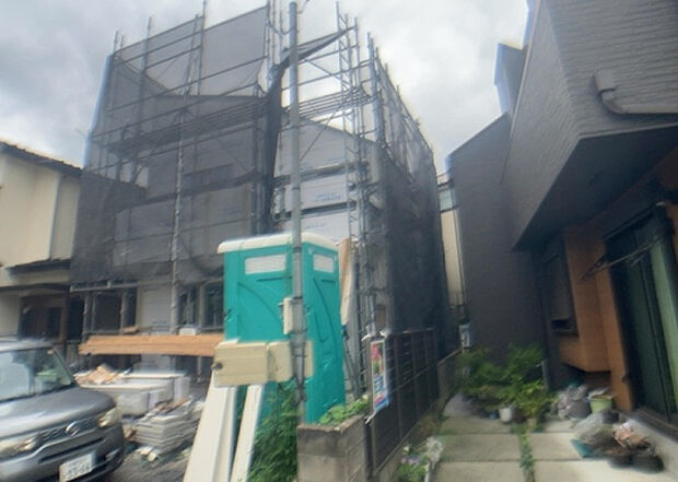 住宅用の土地では前面道路に2m以上接していなければならないと法律で定められています。しかし、お持ちの車のサイズやライフスタイルなどにより、2mでは利便が悪い場合もございますので、事前に確認しましょう。