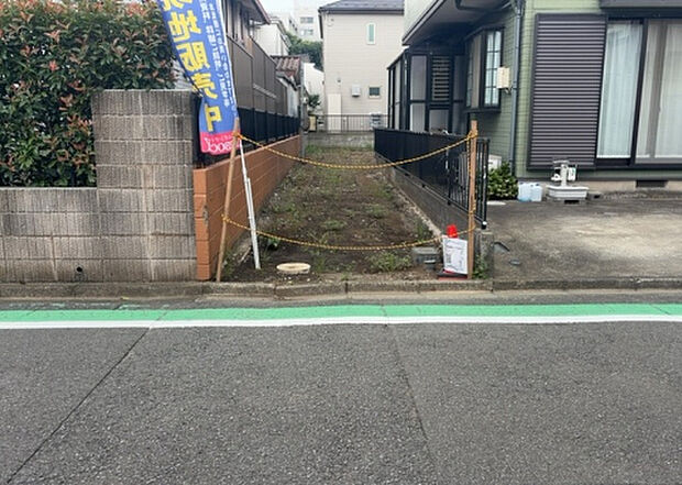 住宅用の土地では前面道路に2m以上接していなければならないと法律で定められています。しかし、お持ちの車のサイズやライフスタイルなどにより、2mでは利便が悪い場合もございますので、事前に確認しましょう。