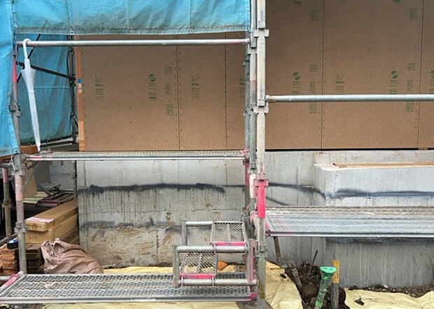 木造住宅とは土台、壁、柱など建築物の強度を支える構造体の材に木が使用されている構造を指します。構造体は建物の自重を支えるだけではなく風圧や水圧、積裁荷重などあらゆる衝撃に耐えるための基礎です。