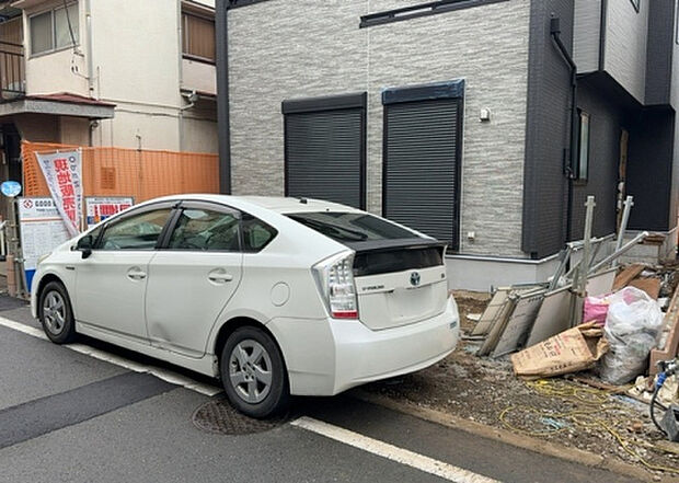 車一台あたりに必要なスペースは、標準サイズの普通自動車で横幅2m50cm、長さ5mは必要になります。ただし、乗降のことも考慮して横幅3m30cm、長さ5m50cmほどは確保できるところを選びましょう。